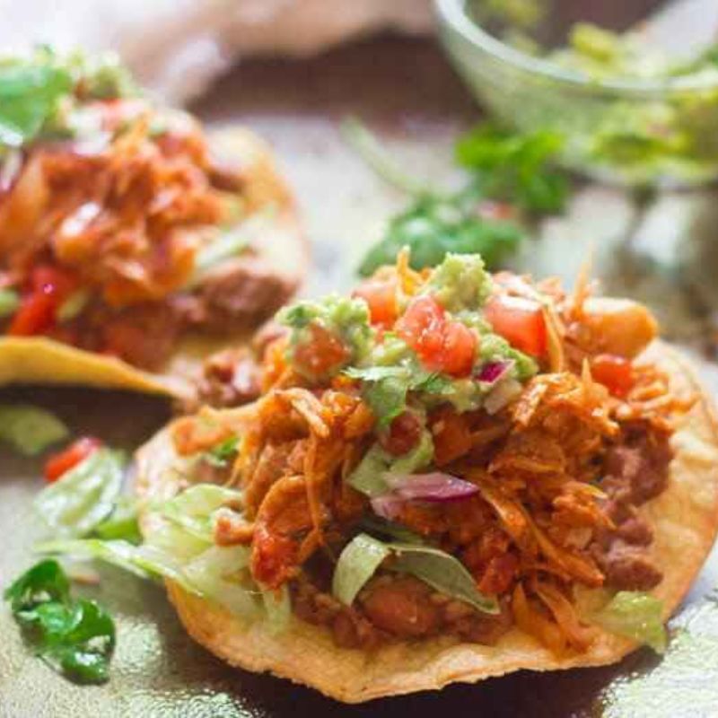Tostadas de Tinga de Pollo con Ensalada Mexicana Fresca