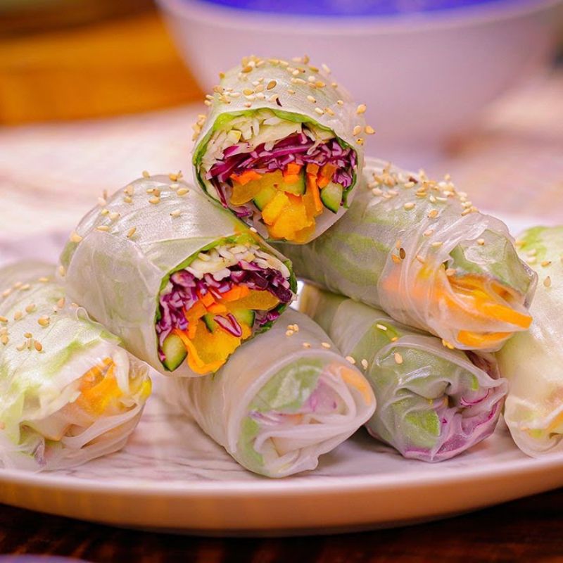 Rollitos de Primavera Frescos con Salsa de Cacahuete y Coco